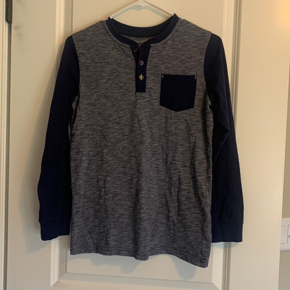 Cat & Jack boys L long sleeve tee, 🎉bundle 3 or more and save🎉 - Picture 1 of 3